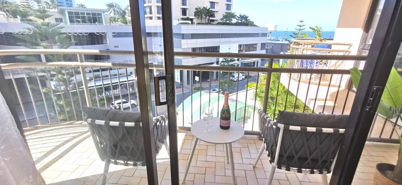 Beachside Apartment In The Heart Of Surfers Paradise - Free Parking โกลด์โคสต์ ภายนอก รูปภาพ