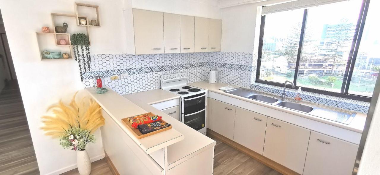 Beachside Apartment In The Heart Of Surfers Paradise - Free Parking โกลด์โคสต์ ภายนอก รูปภาพ