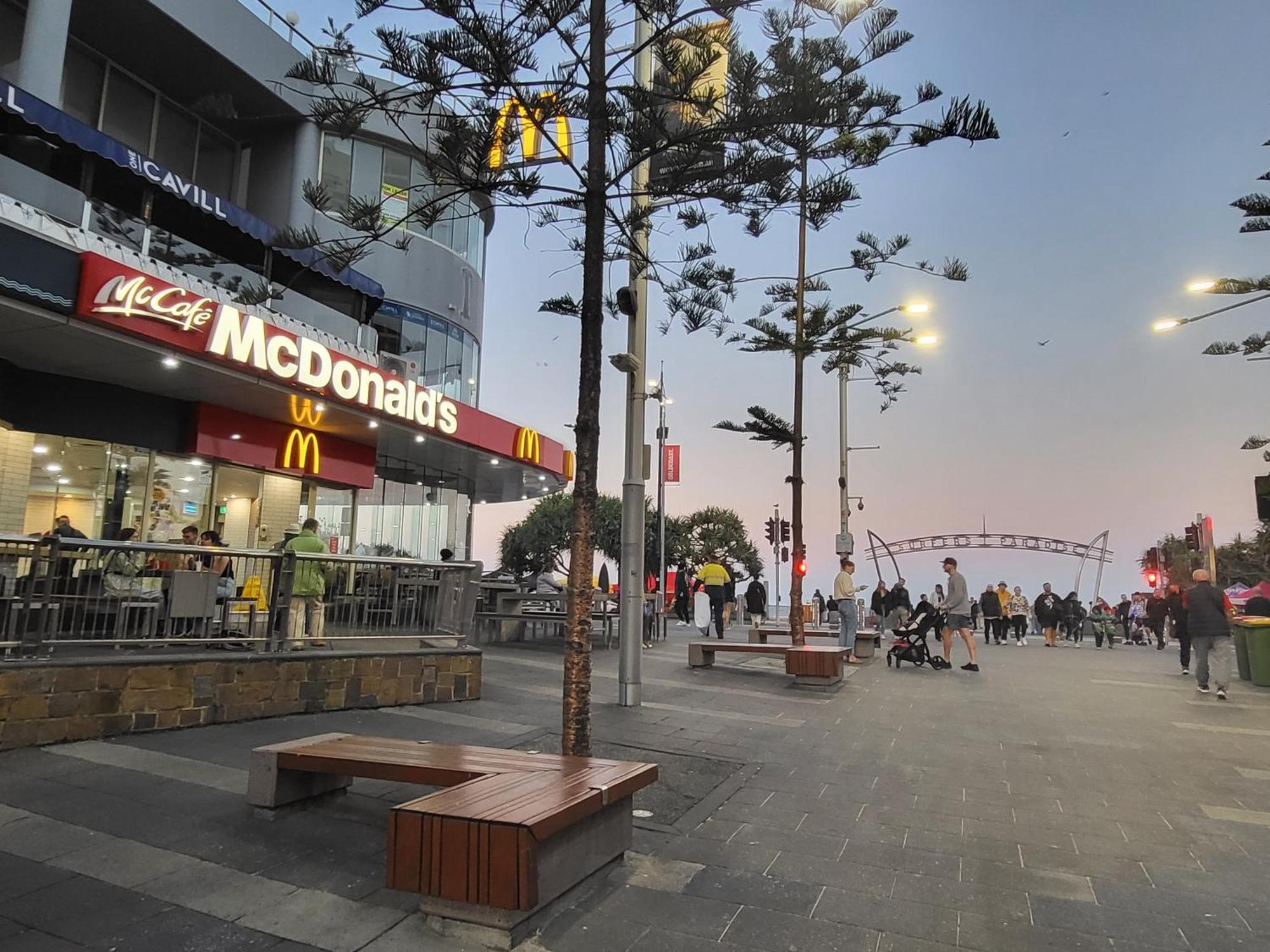 Beachside Apartment In The Heart Of Surfers Paradise - Free Parking โกลด์โคสต์ ภายนอก รูปภาพ